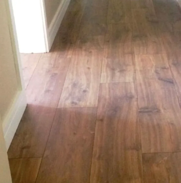 Piso laminado Carvalho Escuro Midnight instalado