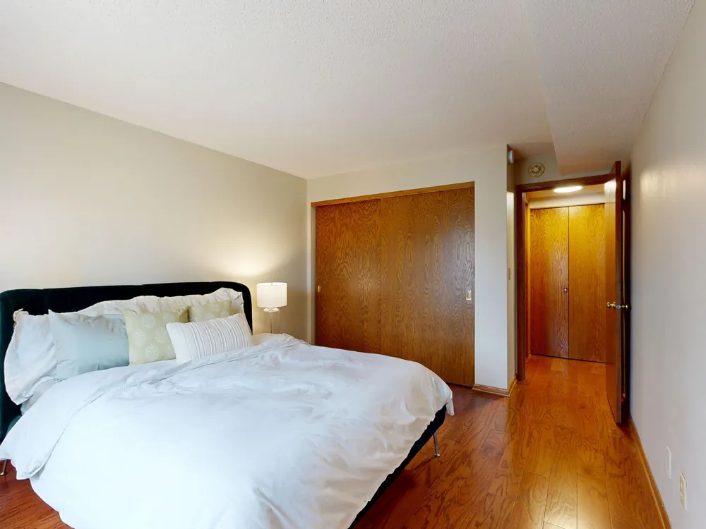 Quarto com piso vinílico amadeirado