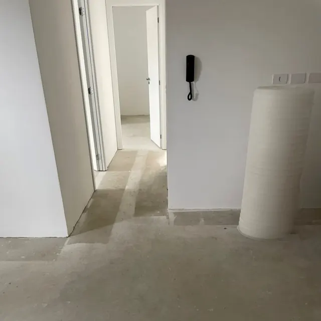 Antes: o mesmo corredor no contrapiso
