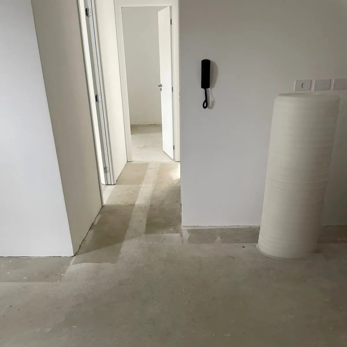 Corredor no contrapiso, pronto para receber o piso