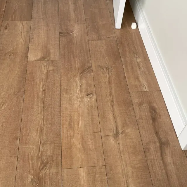 Laminado com rodapé branco