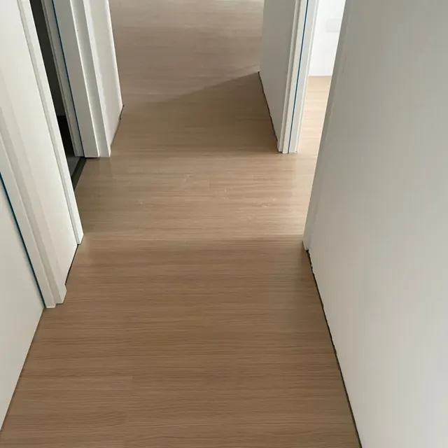 Depois: corredor com laminado claro