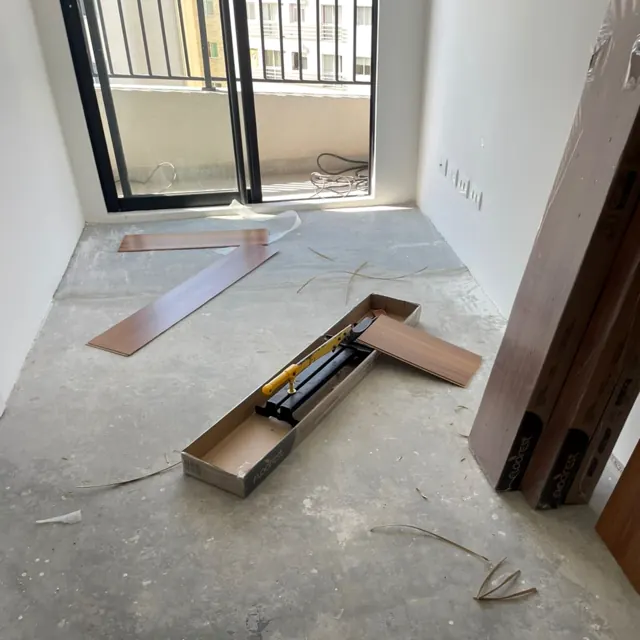 Caixas e réguas de laminado no ambiente