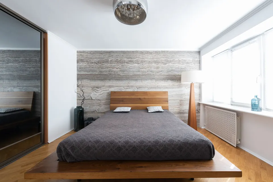 Quarto com piso laminado amadeirado