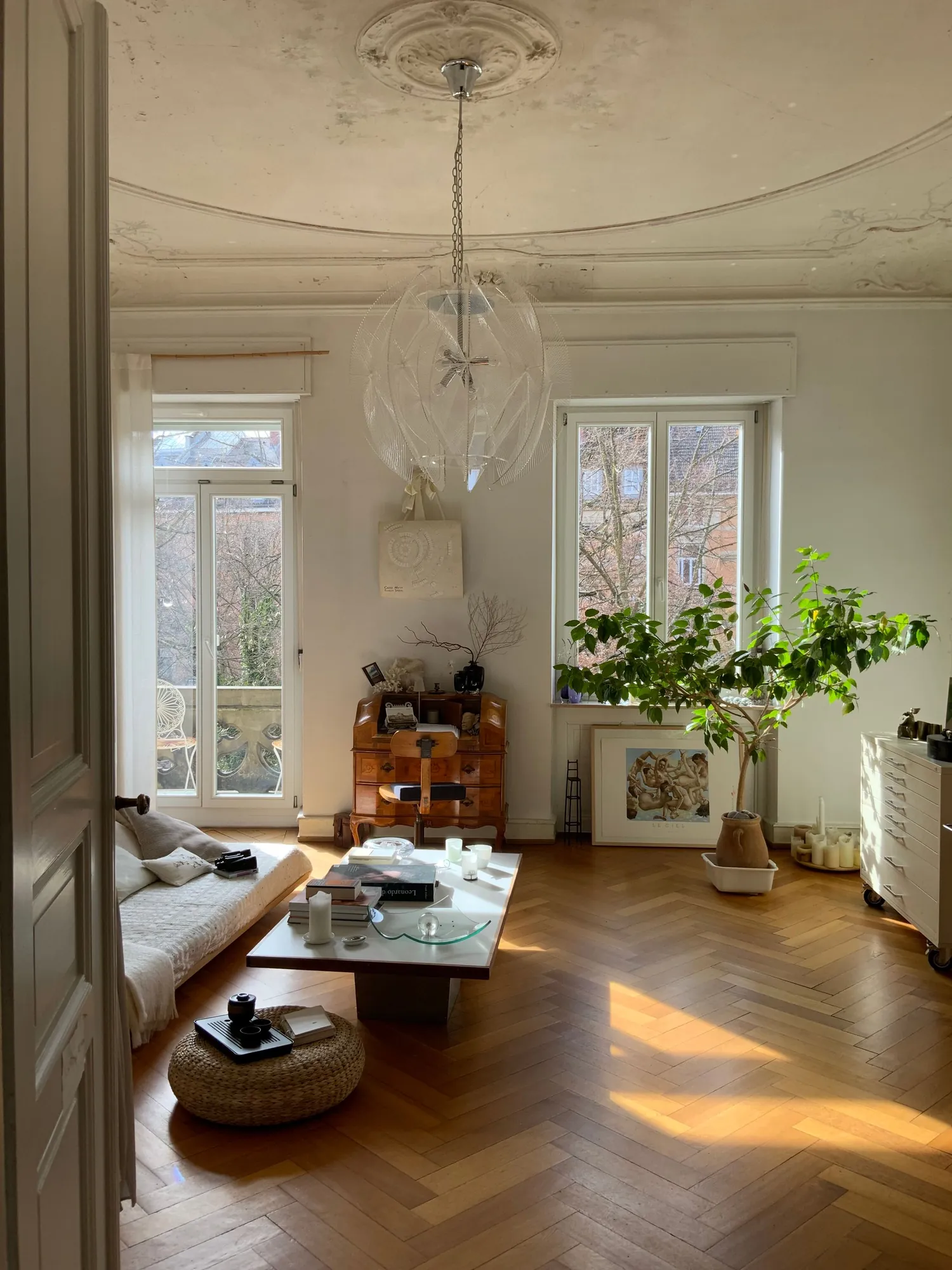 Sala com piso de madeira em espinha e luz do sol