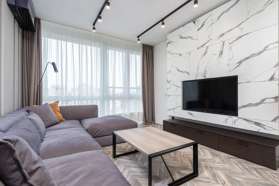 Sala moderna com piso laminado claro