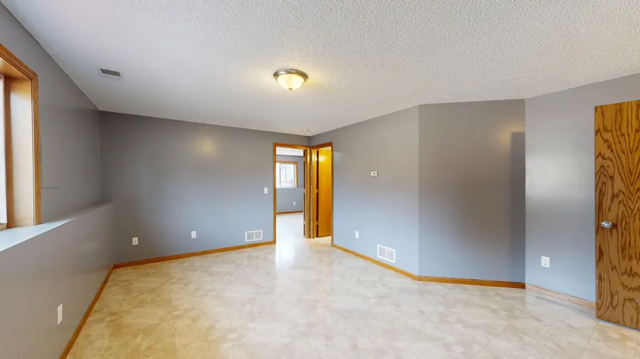 Sala com rodapé de MDF branco
