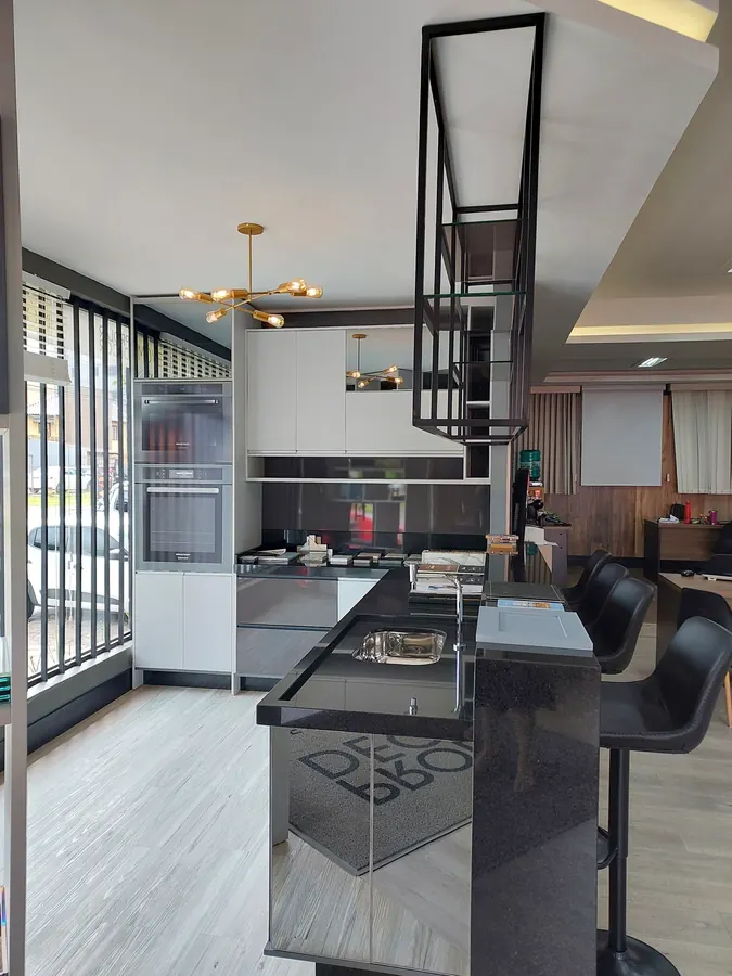 Cozinha montada no showroom com piso claro