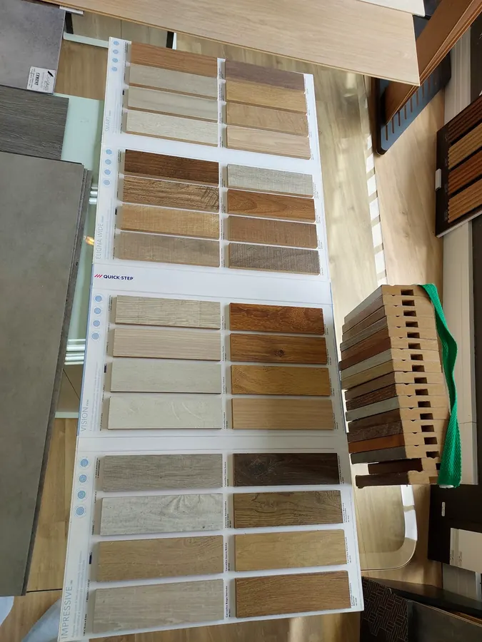 Mostruário com dezenas de cores de piso
