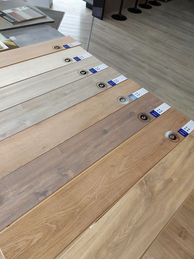Réguas de piso em tamanho real expostas no showroom