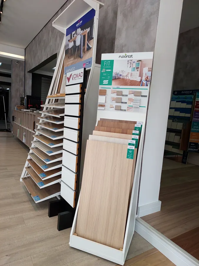 Expositor de rodapés no showroom da Prolar