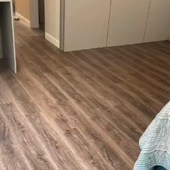 Piso vinílico Tom acinzentado instalado