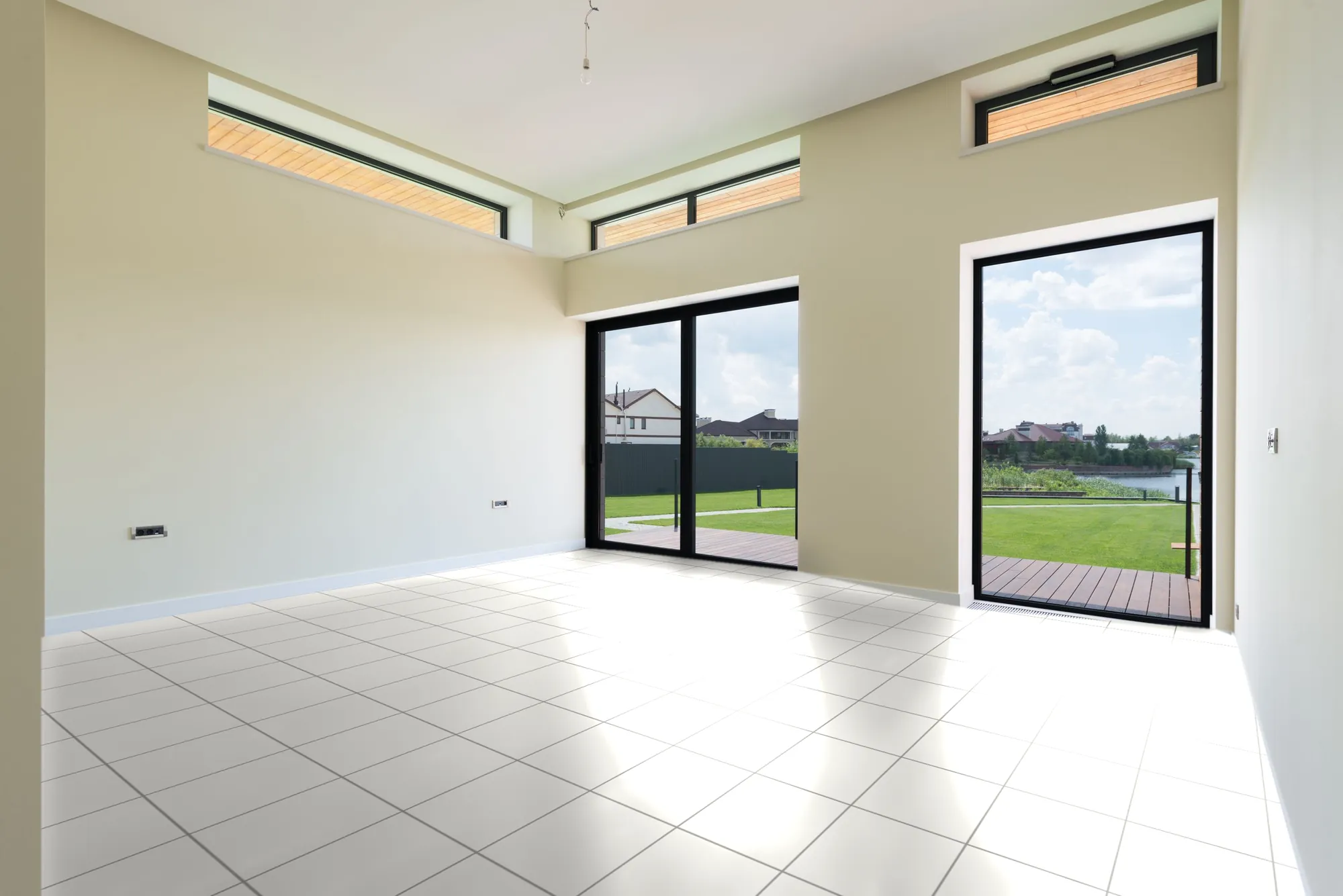 Sala com portas de vidro para o jardim; o piso muda conforme a amostra escolhida