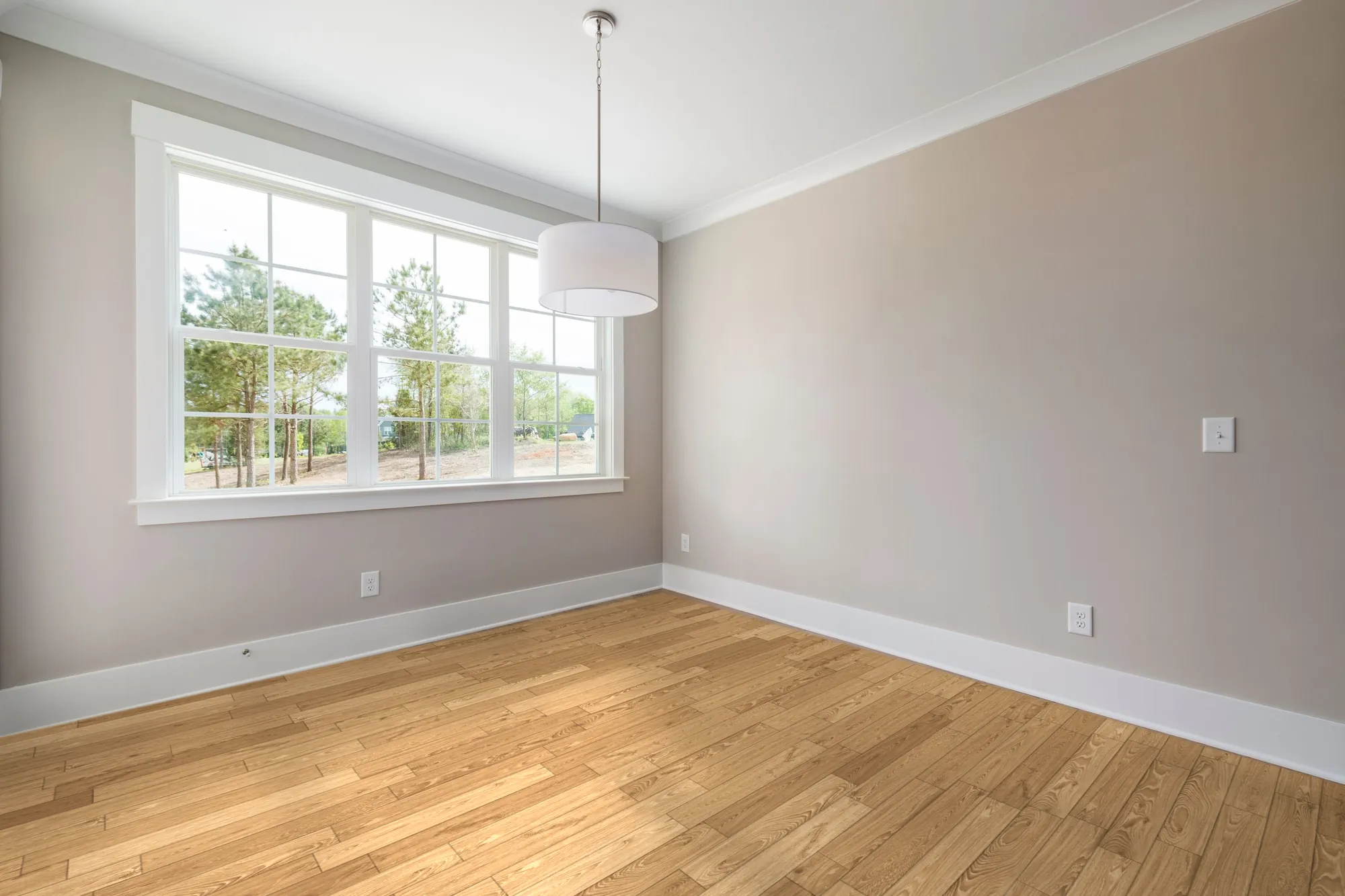Depois: a mesma sala com laminado